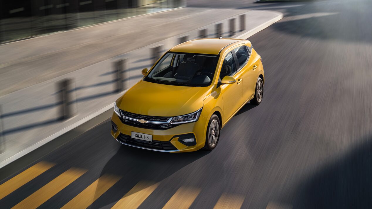 Chevrolet Sail HB circulando por una zona urbana.