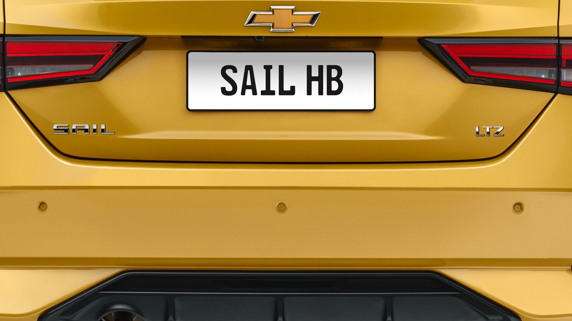 Vista en detalle de la cámara trasera y el emblema de Chevrolet del Sail HB.