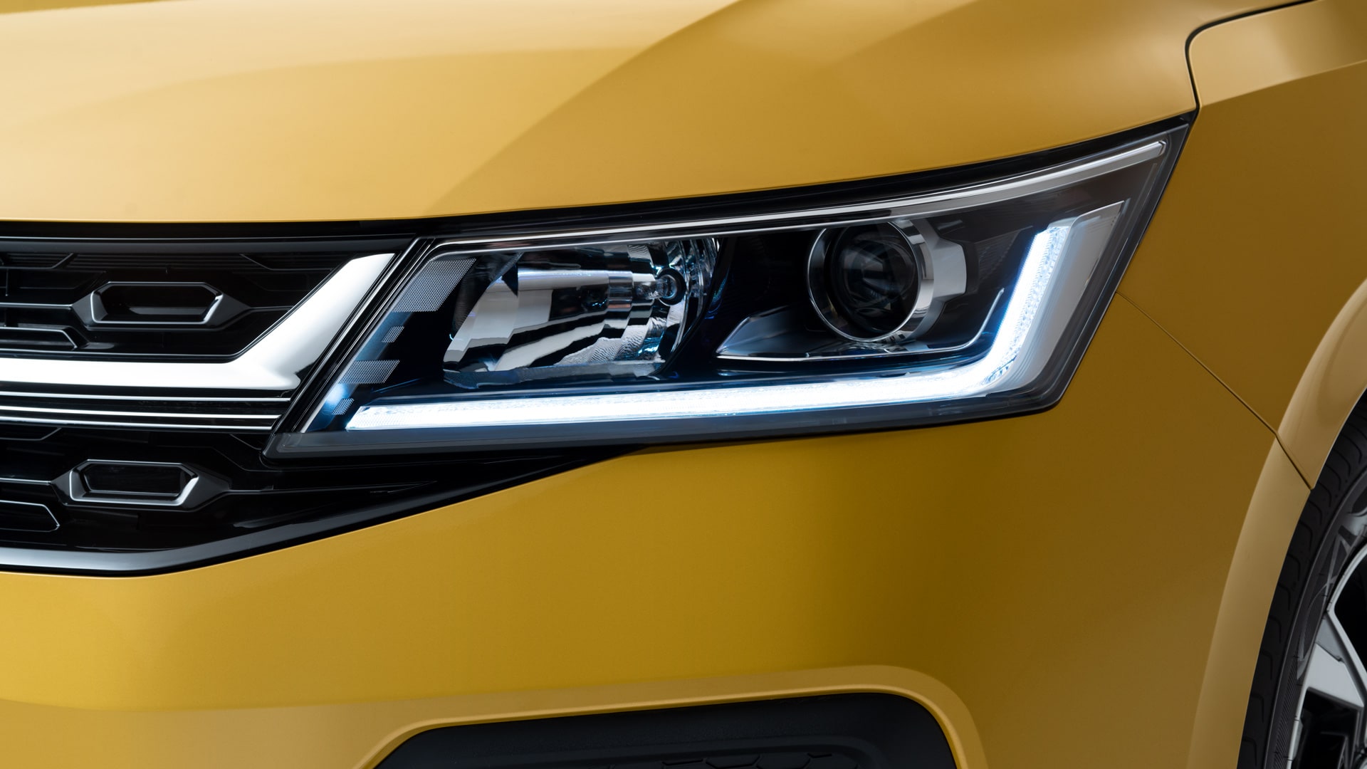 Vista en detalle de las luces diurnas LED DRL con dirección integrada del Chevrolet Sail HB.