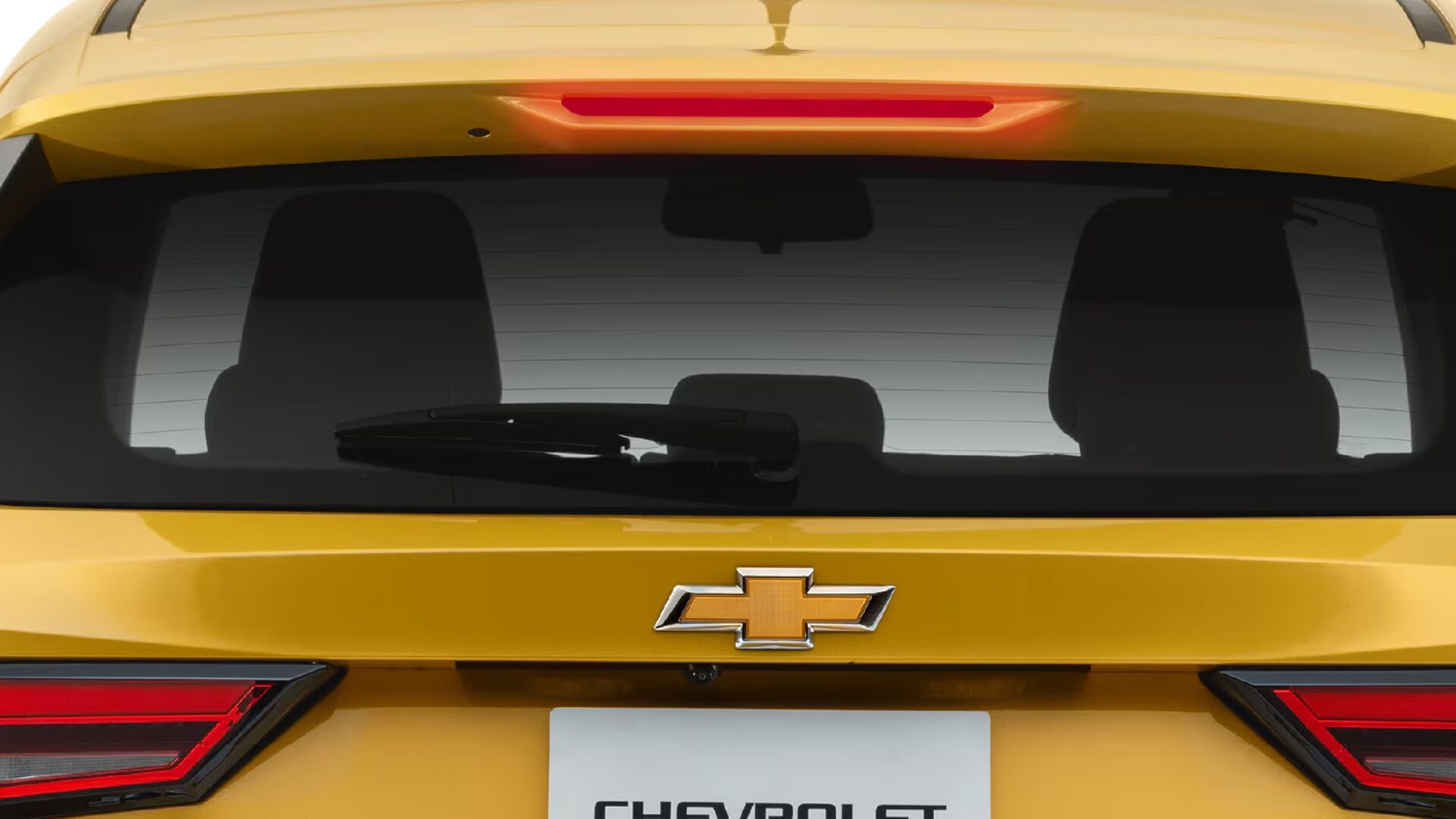 Vista en cercana del spoiler con luces del Chevrolet Sail HB.
