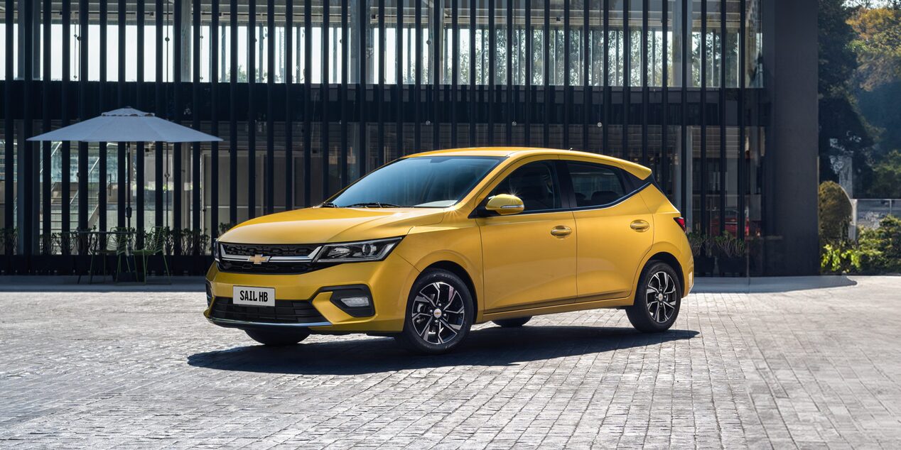 Vista lateral del Chevrolet Sail HB estacionado en una zona urbana.