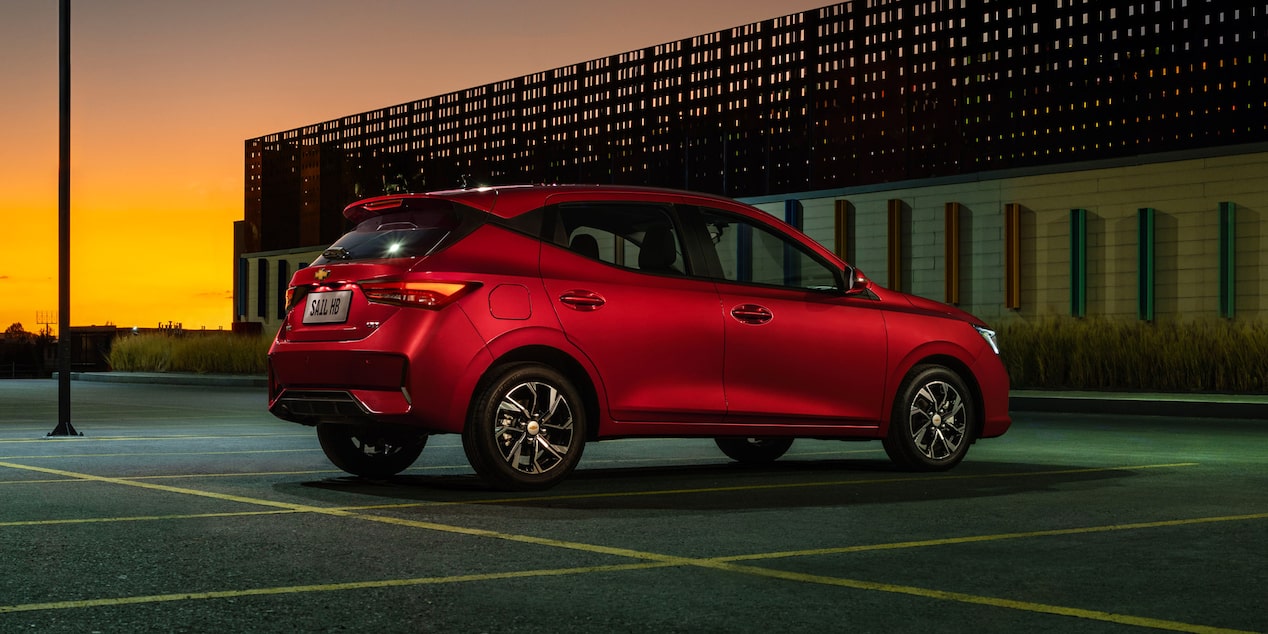 Vista Trasera del Chevrolet Sail HB en un estacionamiento al atardecer.