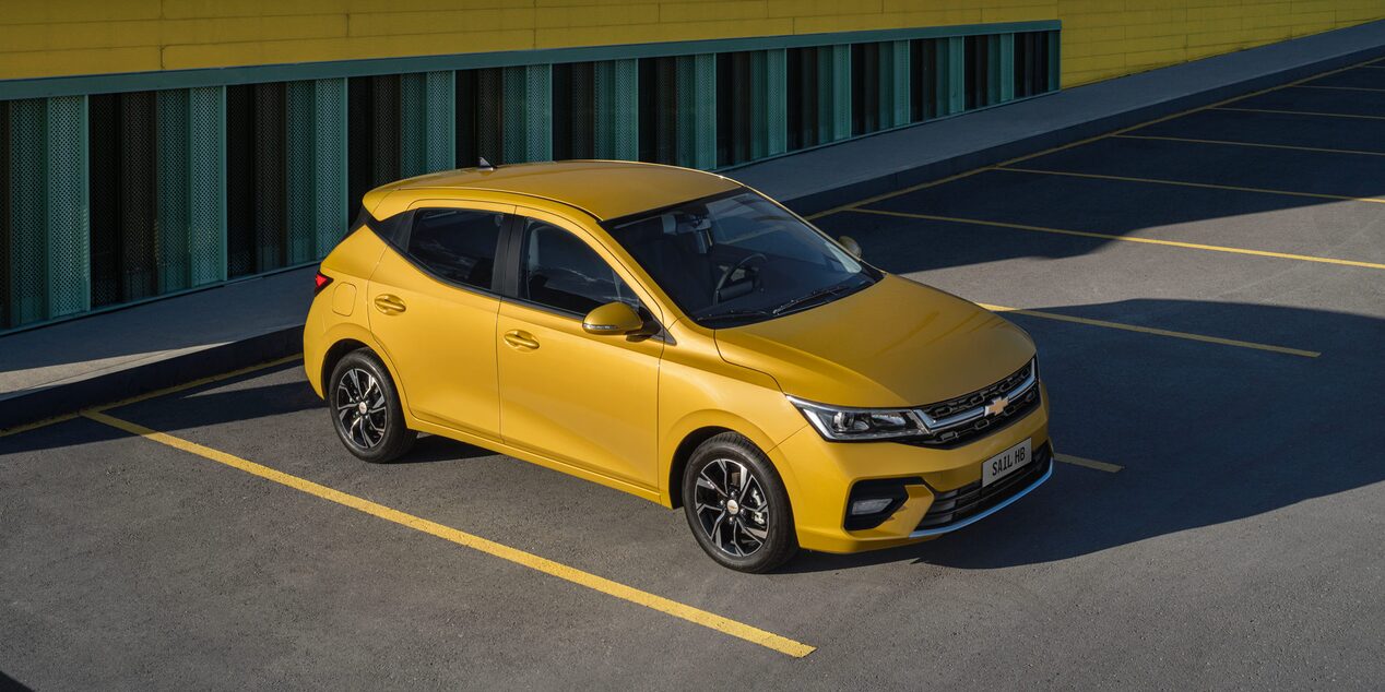 Vista superior del Chevrolet Sail HB en color amarillo.