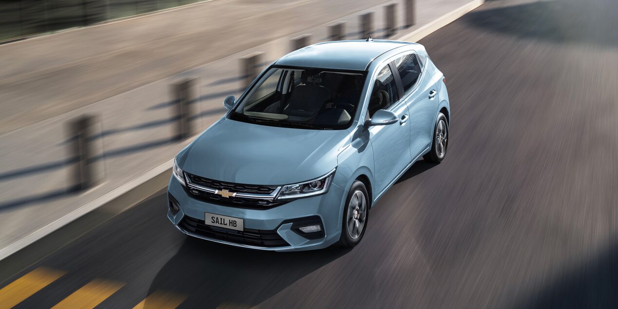 Vista superior del Chevrolet Sail HB circulando por una zona urbana.