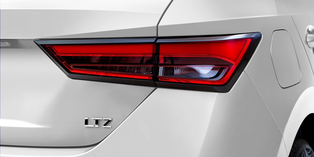 Vista cercana de las luces traseras LED del Chevrolet Sail HB.