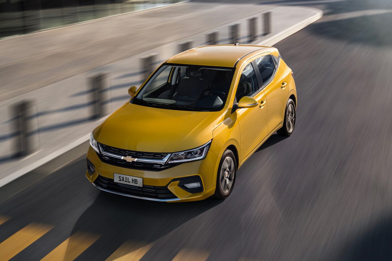 Vista superior del Chevrolet Sail color Amarillo circulando por una zona urbana.