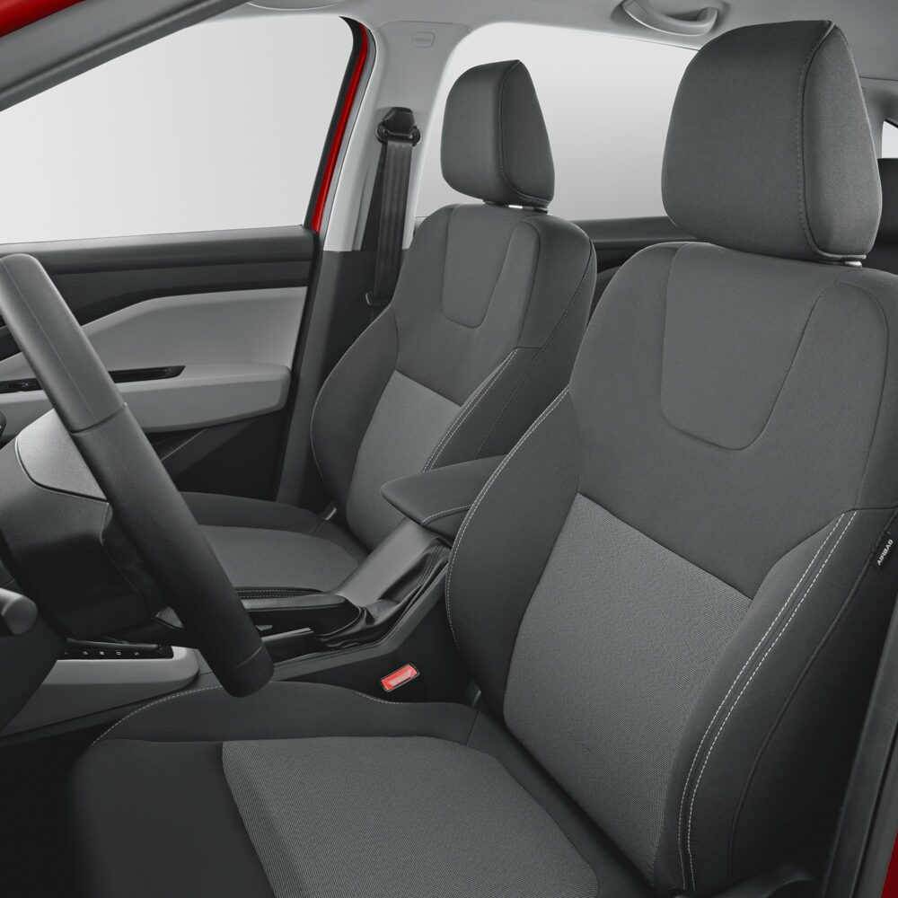 Vista interior de los asientos delanteras del Chevrolet Sail HB.