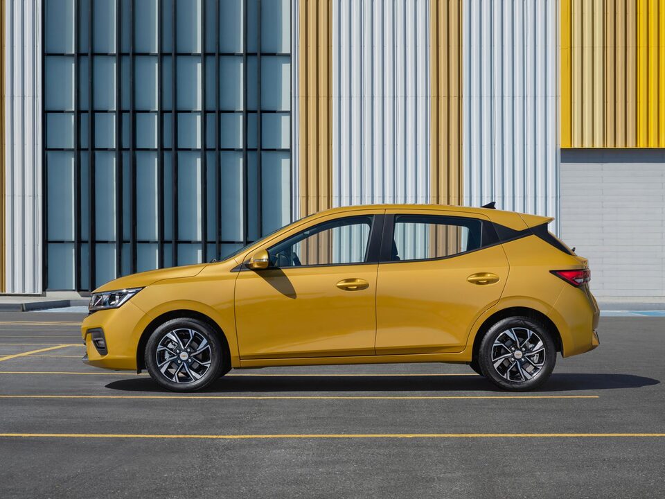 Vista lateral del Chevrolet Sail HB.