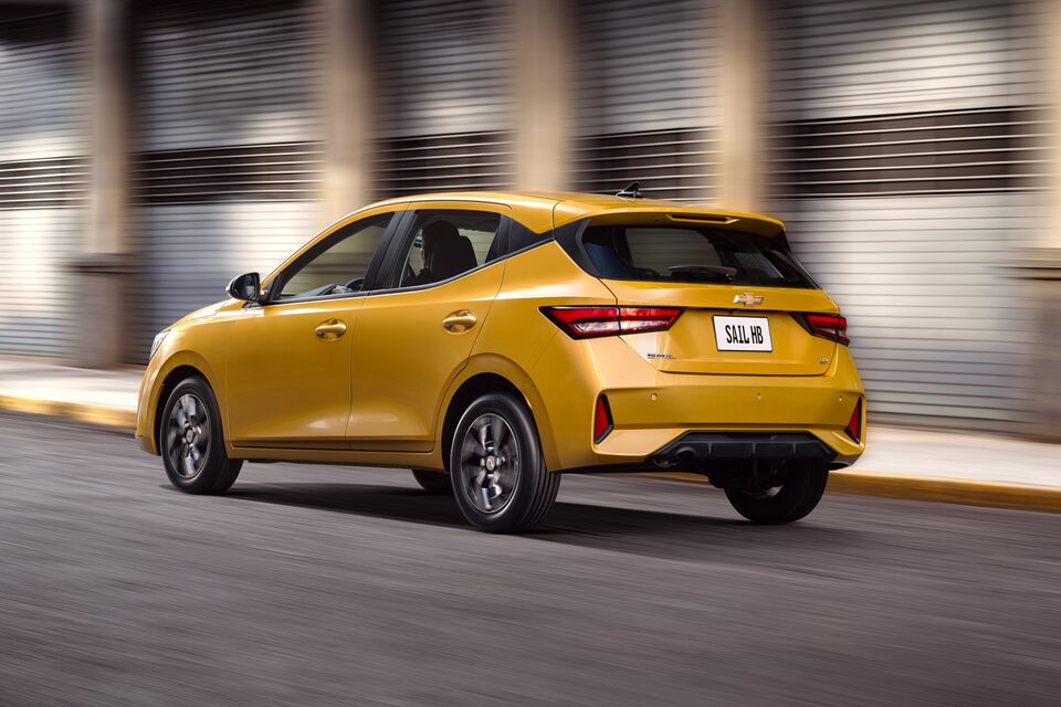 Chevrolet Sail HB circulando por una calle.
