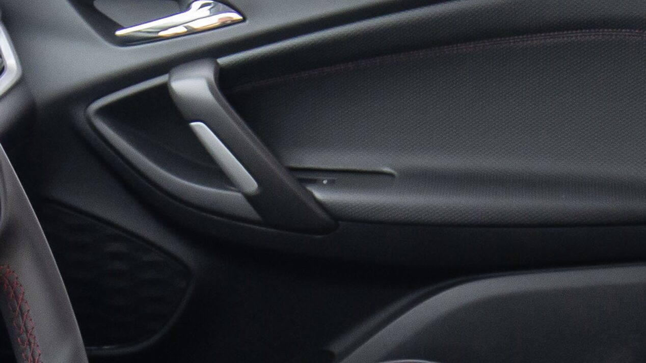 Vista en detalle de los parlantes del Chevrolet Sail HB.