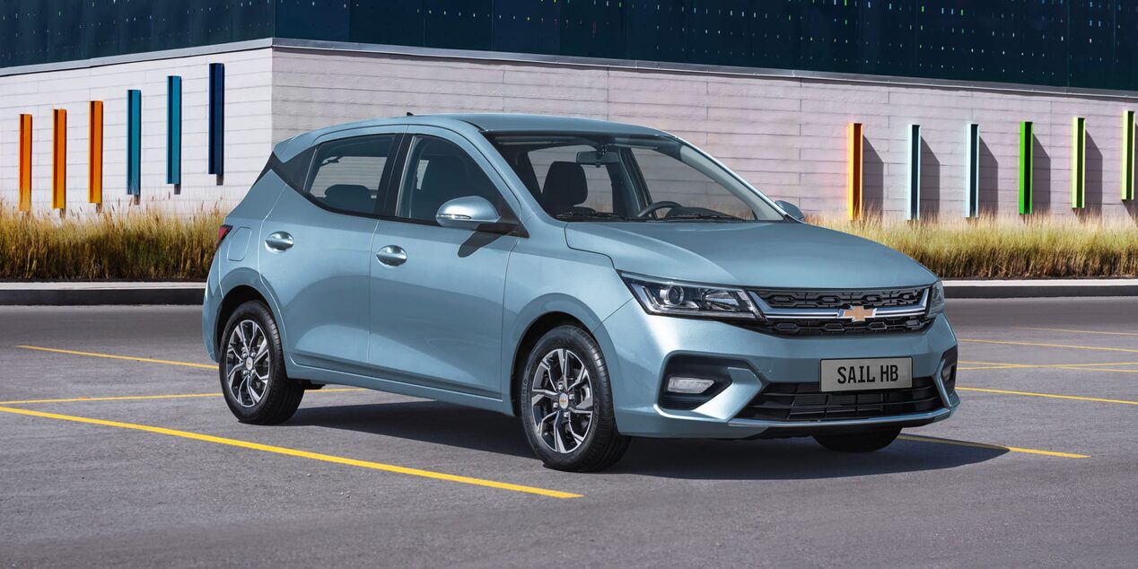 Chevrolet Sail HB color Azul en un estacionamiento.