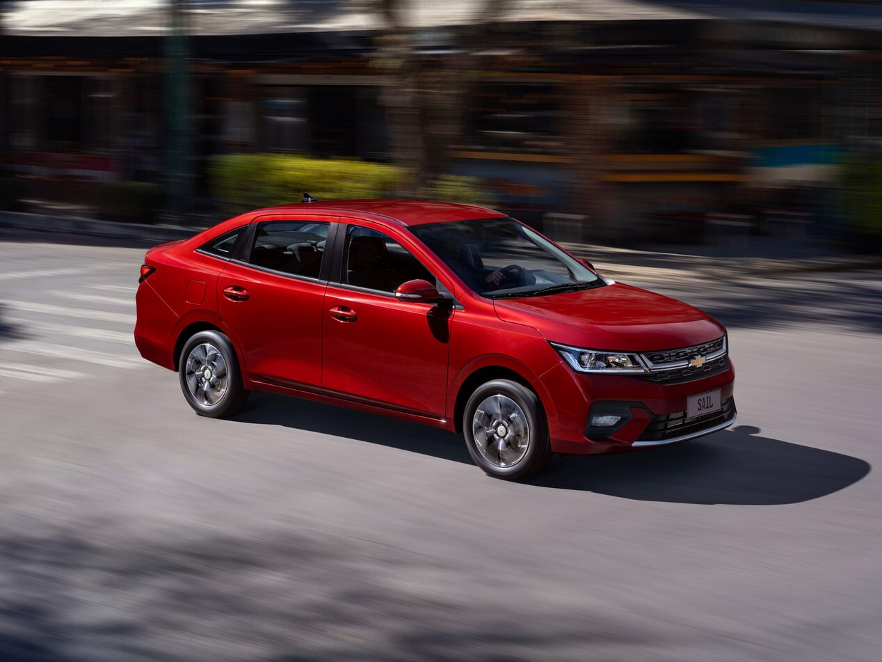 Vista superior del Chevrolet Sail Sedan circulando por una zona urbana.
