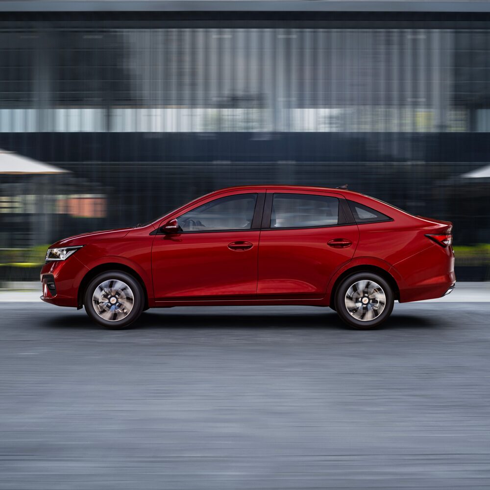 Vista lateral del Chevrolet Sail Sedán, estacionado en zona urbana.