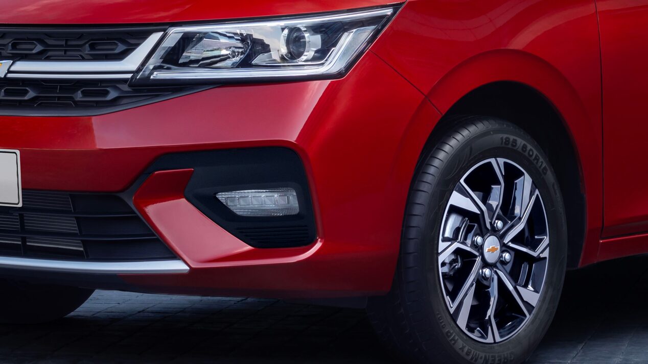 Vista en detalle de las luces diurnas LED (DRL) con direccional integrada del Chevrolet Sail Sedán.