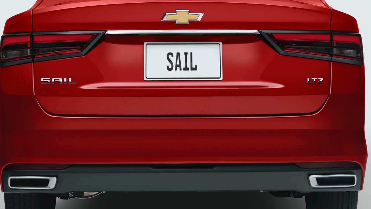 Vista trasera del Chevrolet Sail Sedán enfoncando en el maletero con capacidad de 475 litros.