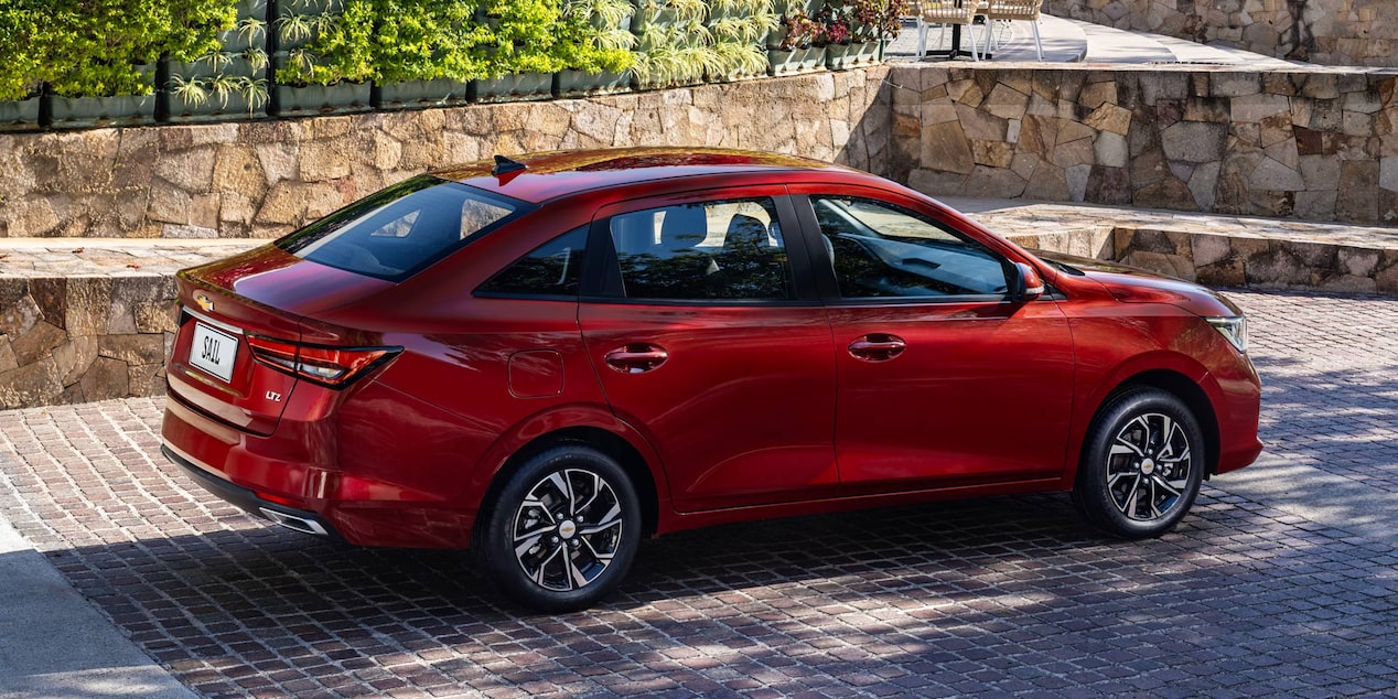 Vista lateral del Chevrolet Sail Sedán estacionado.