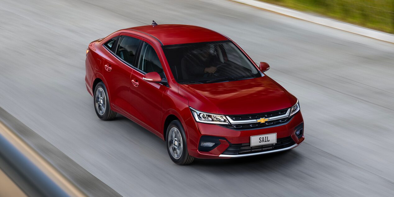Vista superior del Chevrolet Sail Sedan circulando por una calle.