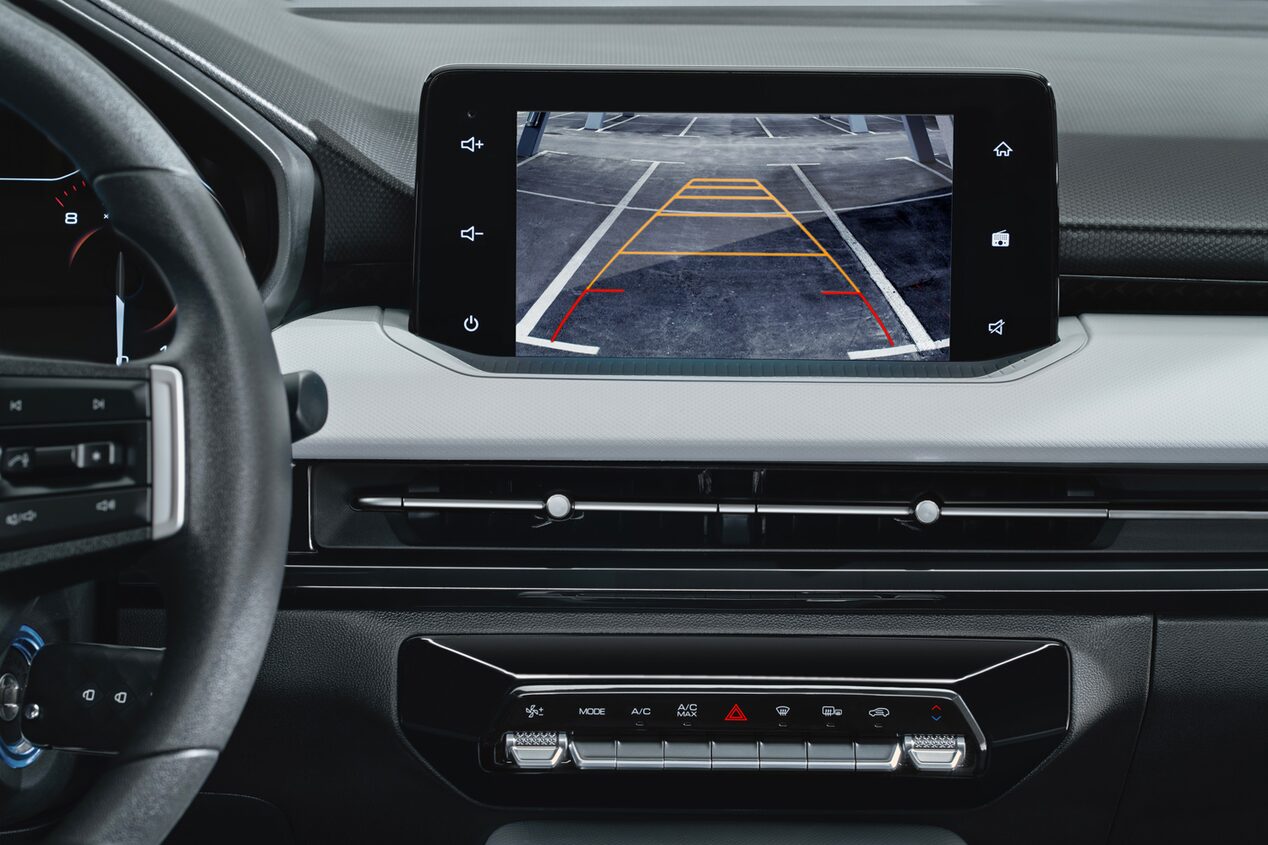 Vista cercana al panel del Chevrolet Sail Sedan mostrando el uso de la cámara de retroceso.