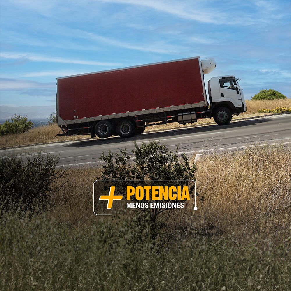 Vista lateral de un camión Chevrolet NKR Euro VI circulando por una ruta, con el siguiente texto por encima: Más potencia. Menos emisiones.