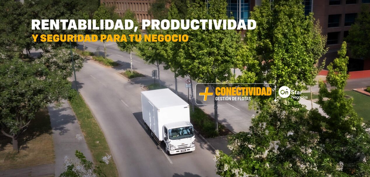 Vista aérea de un camión Chevrolet NKR Euro VI circulando por una la calle de una zona residencial, con el siguiente texto por encima: Rentabilidad, productividad y seguridad para tu negocio. Más conectividad. Gestión de flotas.