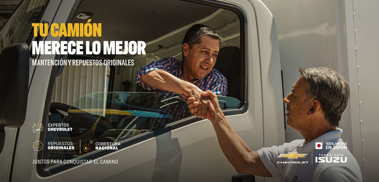 Imagen de un hombre saludando a otro desde la ventanilla de un camión Chevrolet NKR Euro VI, junto al siguiente texto: Tu camión merece lo mejor. Mantención y repuestos originales.