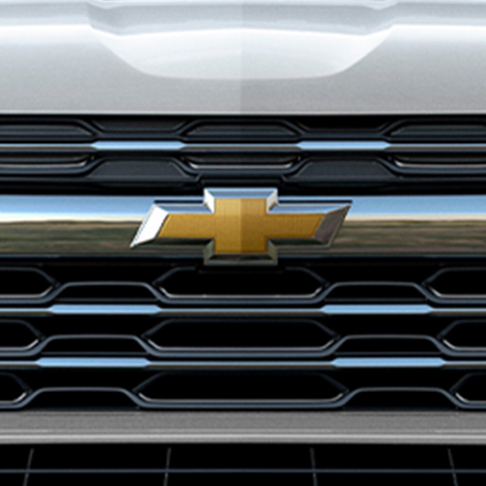 Primer plano de la Insignia Chevrolet en la parrila de un vehículo Chevrolet.