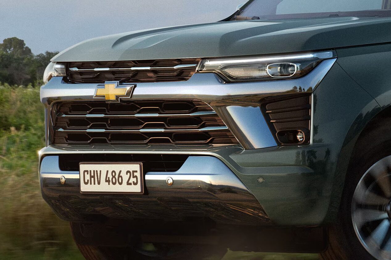 Vista en detalle del frente de una Chevrolet Colorado.