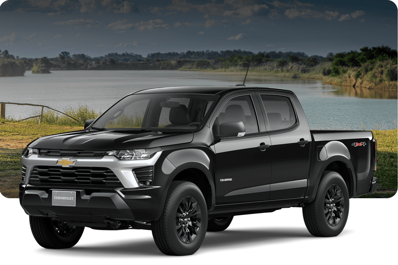 Chevrolet Colorado WTAT en color negro sobre un fondo silvestre con un lago y árboles.