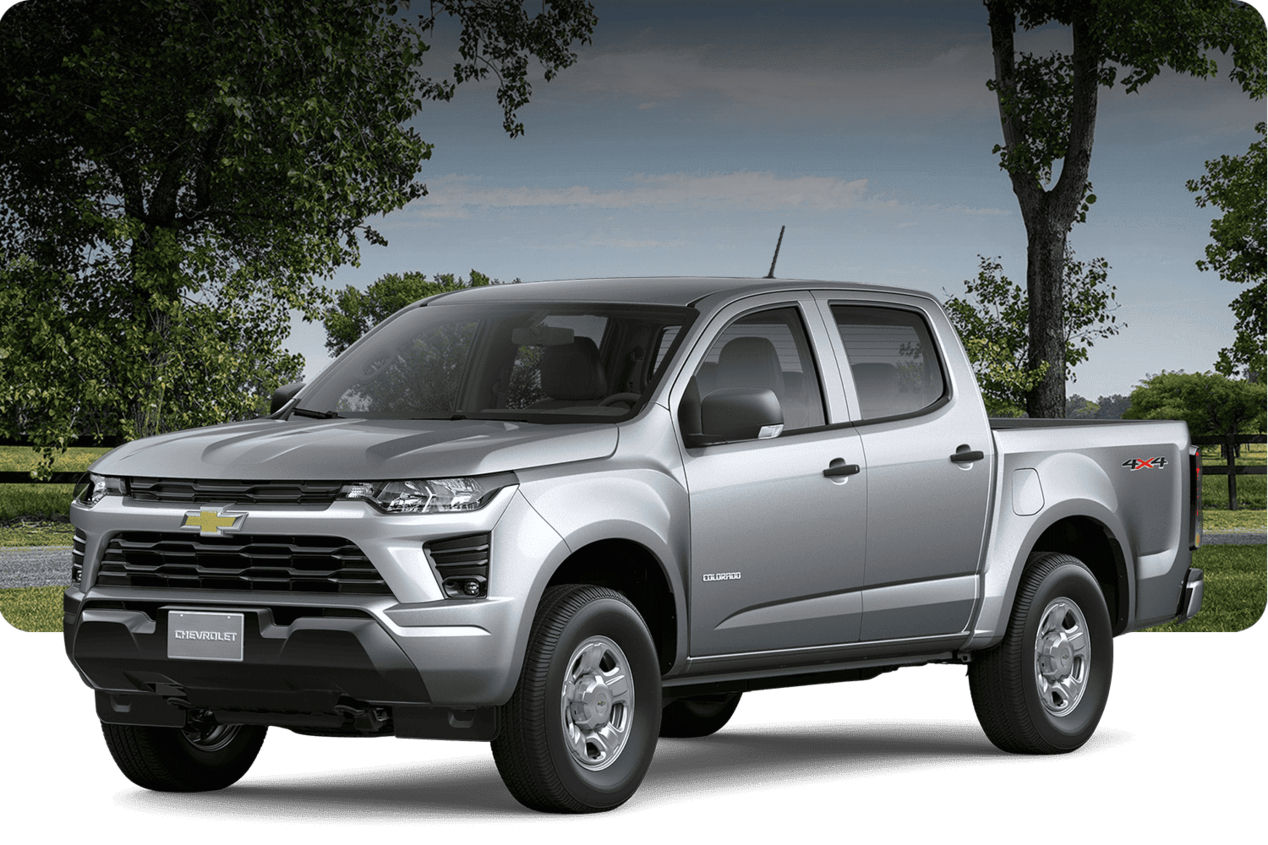 Chevrolet Colorado WTMT en color plata oscuro sobre un fondo silvestre con árboles.