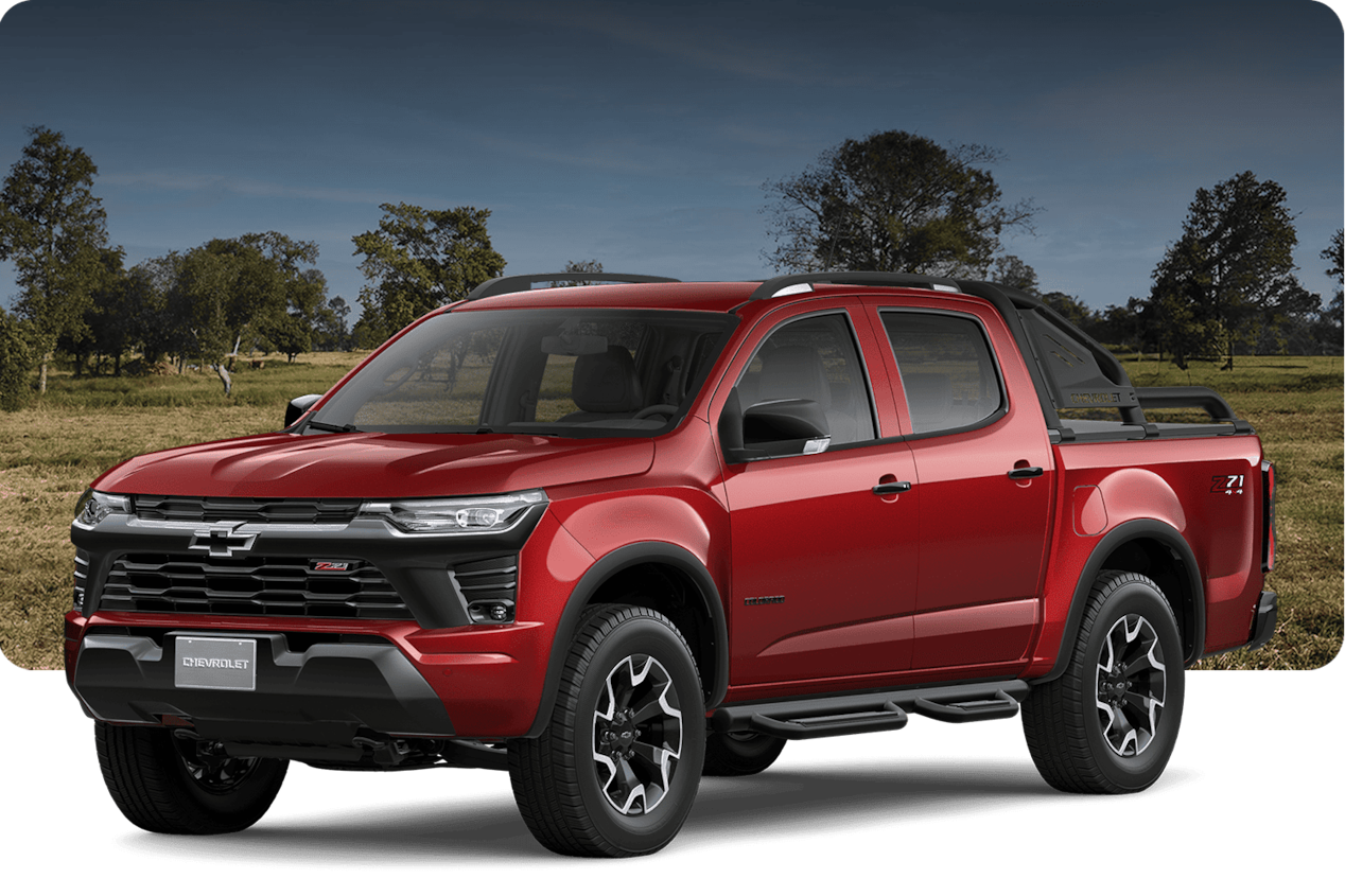 Chevrolet Colorado Z71 en color rojo sobre un fondo silvestre con árboles.