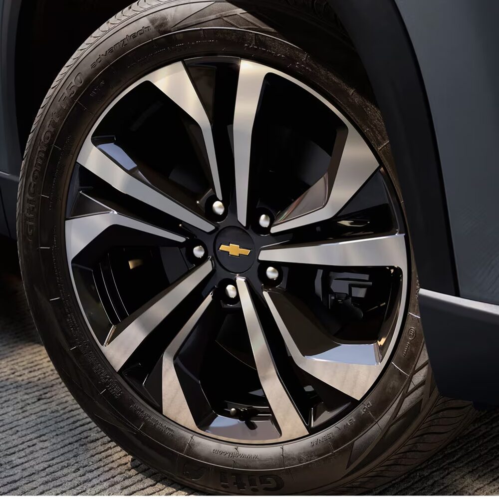 Vista cercana de las llantas de 18 pulgadas de aluminio de la Chevrolet Captiva XL.