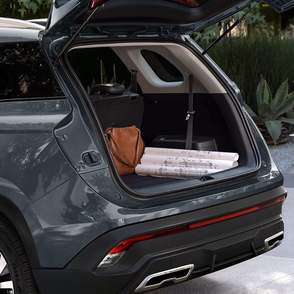 Chevrolet Captiva XL con el maletero abierto.