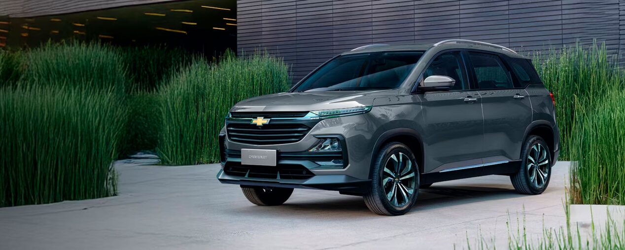 Chevrolet Captiva XL estacionada en el frente de un edificio.