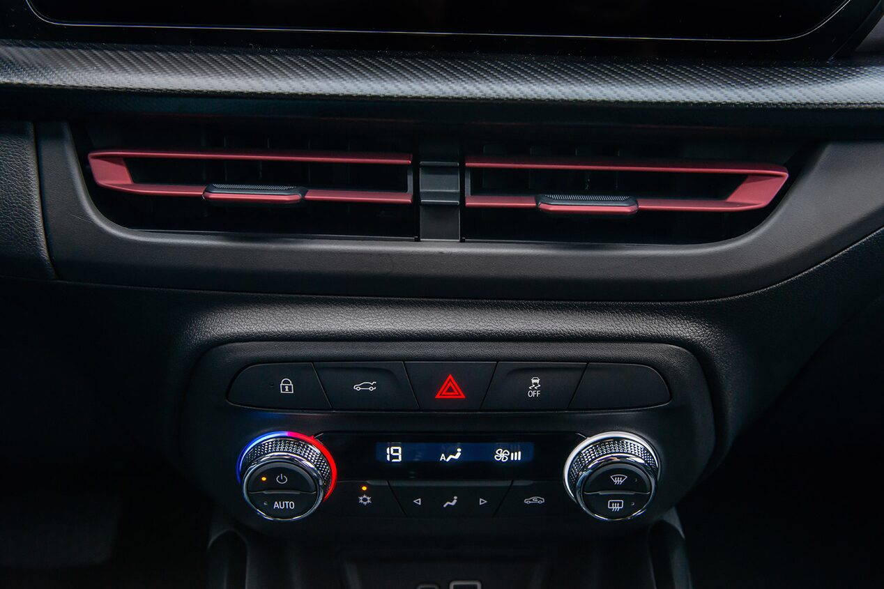 Vista cercana de los controles del aire acondicionado del Chevrolet Onix.