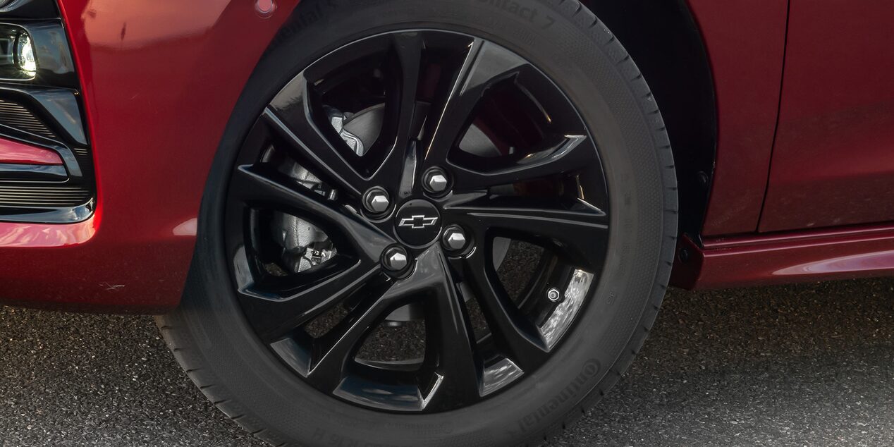Vista cercana de los rines de 16 pulgadas del Chevrolet Onix.