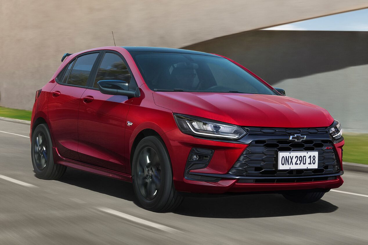 Vista frontal del Chevrolet Onix circulando por una zona urbana.