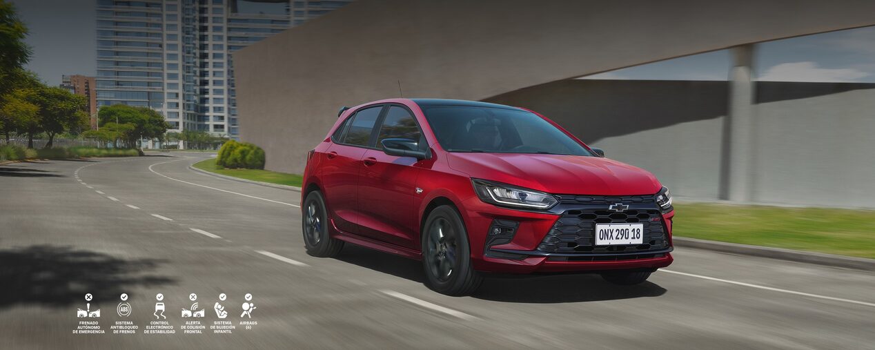 Chevrolet Onix 2026 circulando por una zona urbana.