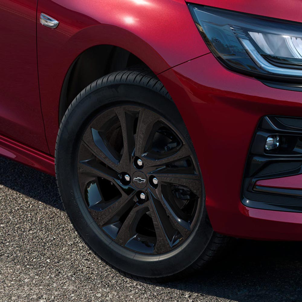 Detalle de los rines de 16 pulgadas con estilo deportivos del Chevrolet Onix RS.