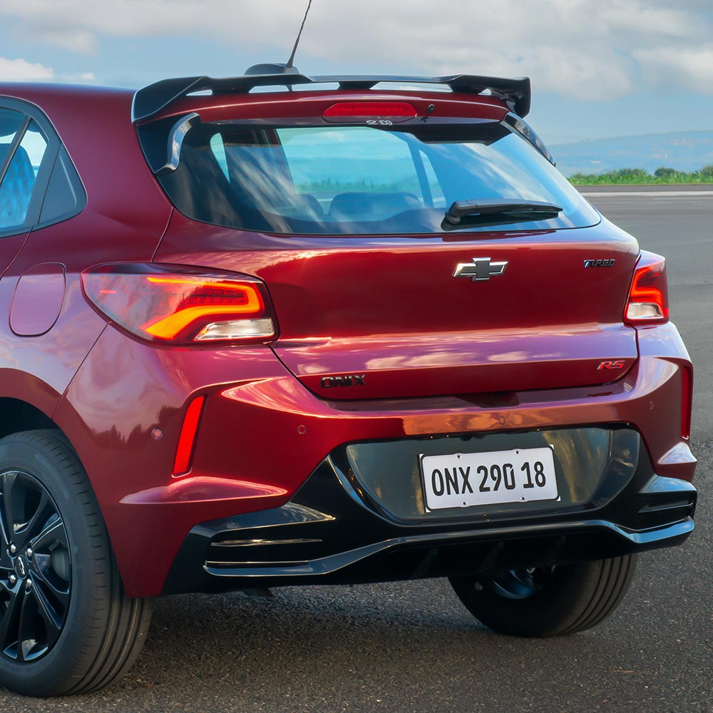 Vista trasera del Chevrolet Onix RS mostrando su Spoiler con aspecto deportivo.