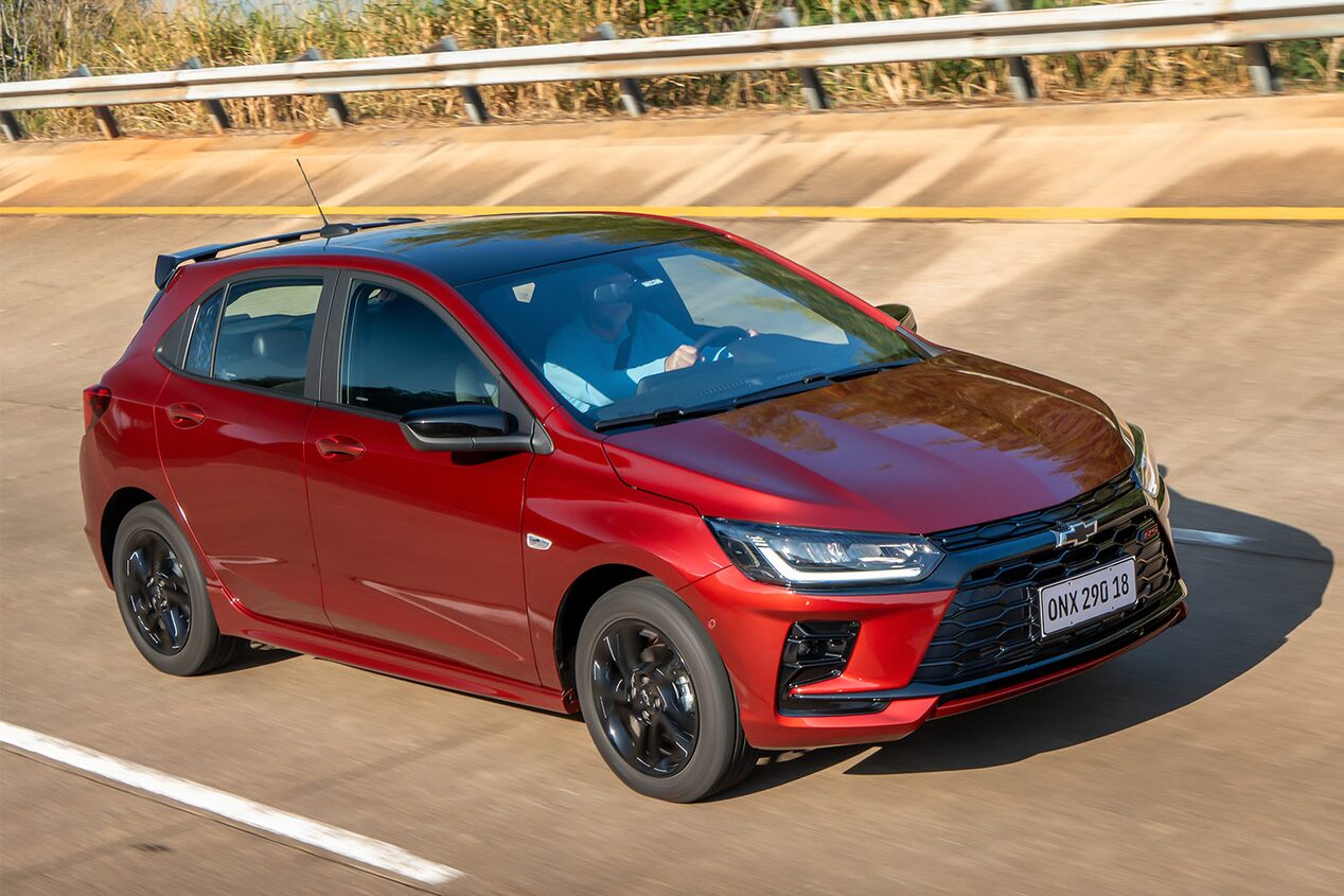 Chevrolet Onix HB circulando por una ruta.