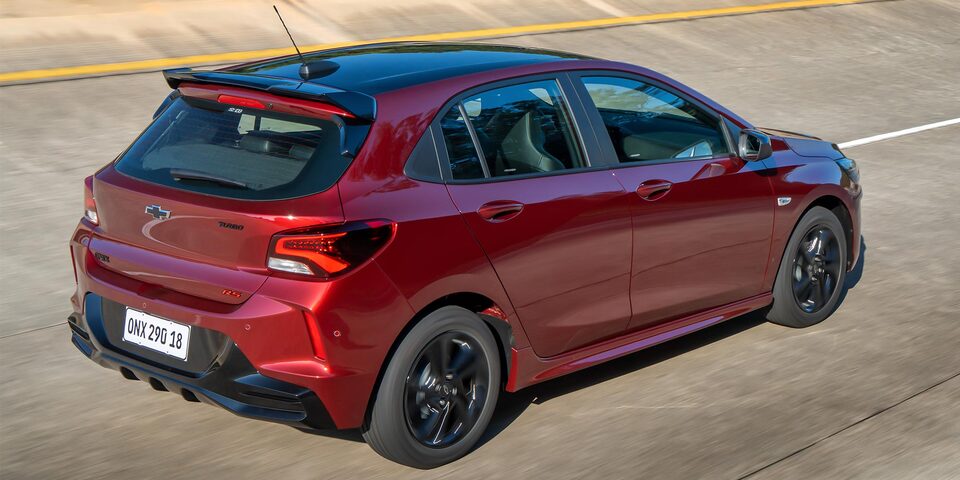 Vista superior y trasera del Chevrolet Onix circulando por una ruta.