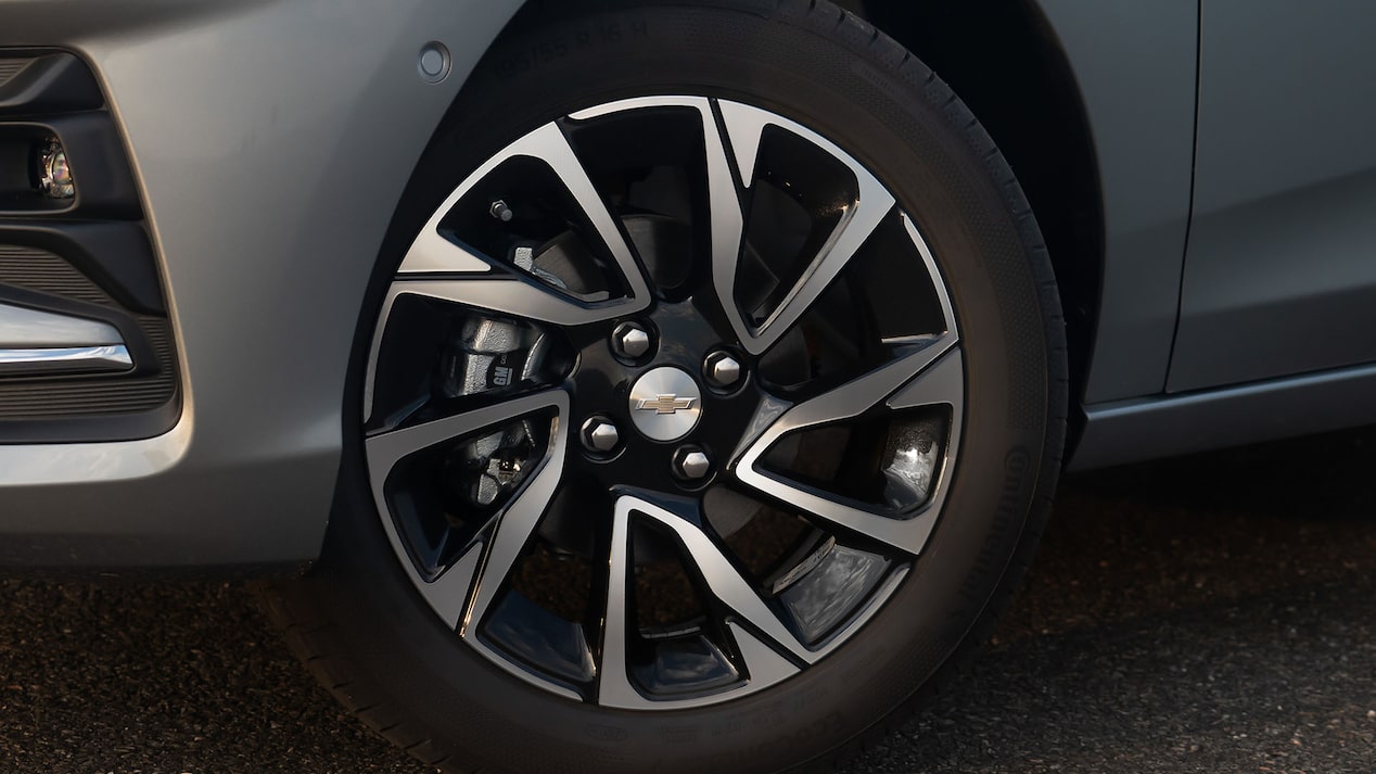 Vista en detalle del rin delantero derecho de 16 pulgadas del Chevrolet Onix Sedán.