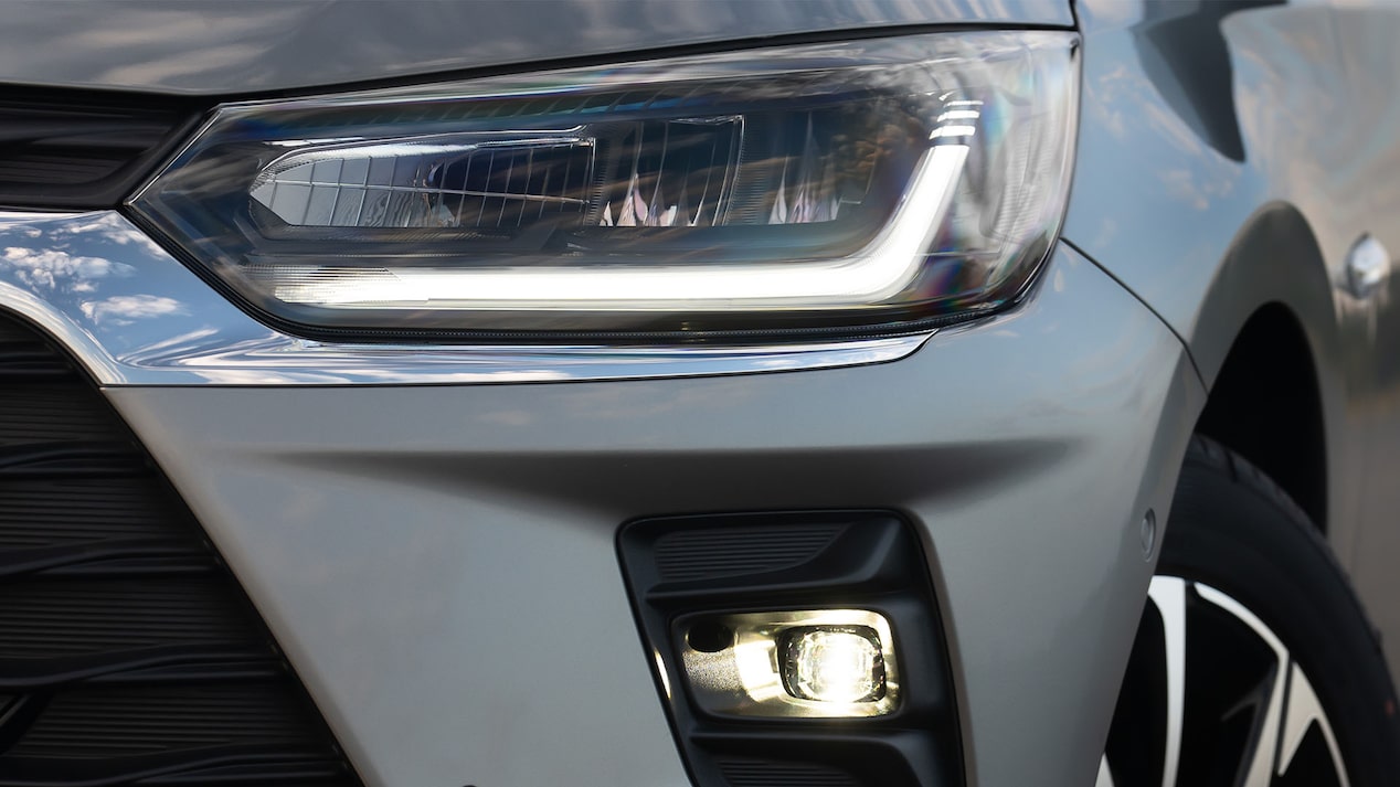 Vista en detalle del faro delantero derecho del Chevrolet Onix Sedán destacando luces antiniebla LED.