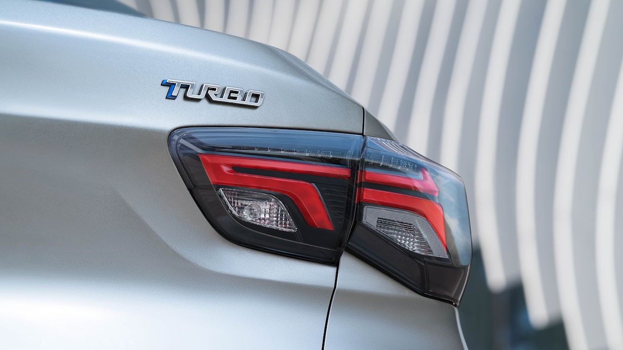 Vista en detalle del faro trasero LED derecho del Chevrolet Onix Sedán destacandola insignia TURBO.