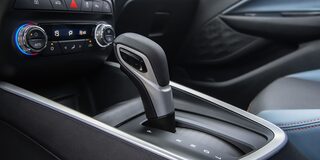 Vista en detalle de la palanca de cambios del Chevrolet Onix Sedán Premier AT.