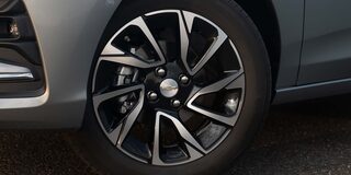 Vista en detalle del rin delantero derecho de 16 pulgadas del Chevrolet Onix Sedán.