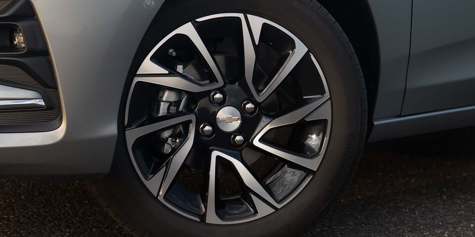 Vista en detalle del rin delantero derecho de 16 pulgadas del Chevrolet Onix Sedán.