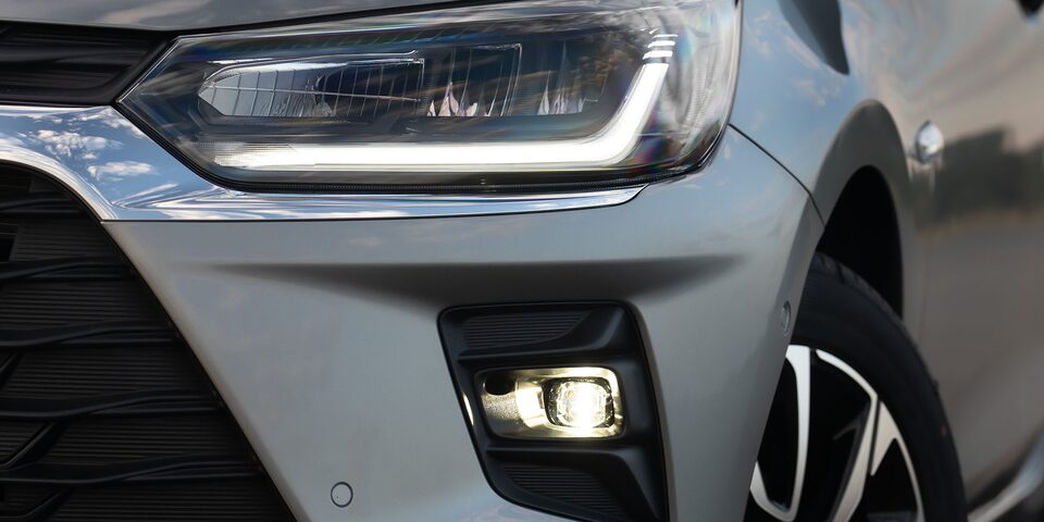 Vista en detalle del faro delantero derecho del Chevrolet Onix Sedán destacando luces antiniebla LED.