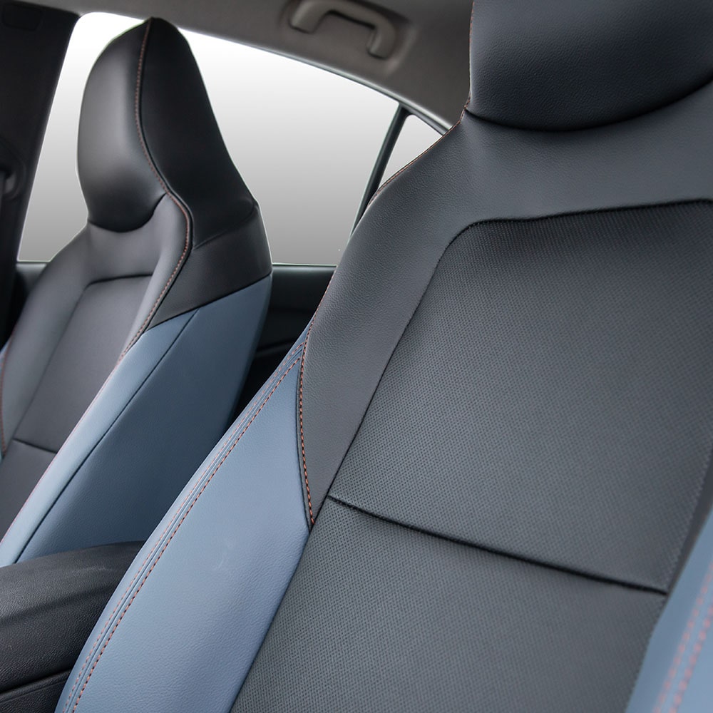 Interior del Chevrolet Onix Sedán Premier AT, destacando los asientos delanteros con detalles en color azul y gris de ecocuero premium.