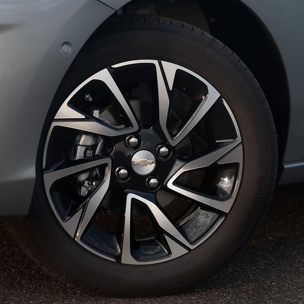 Vista en detalle del rin delantero derecho de 16 pulgadas del Chevrolet Onix Sedán.